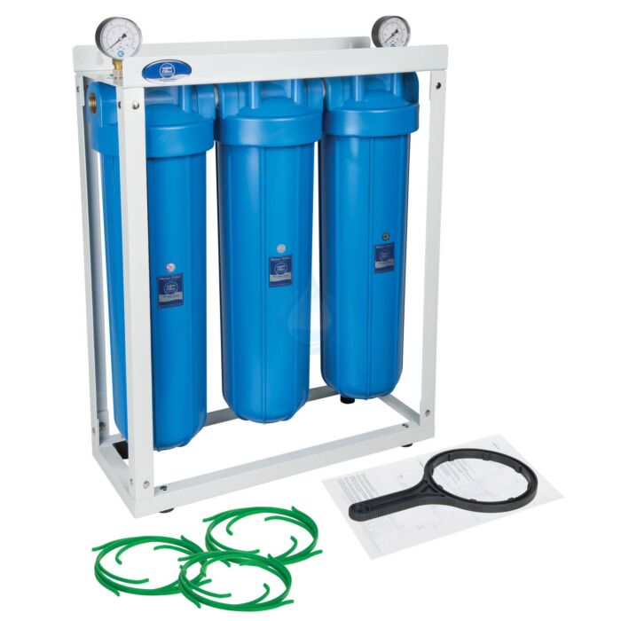 3x BigBlue filtre osadených na oceľovej konzole: 3x teleso filtra + 3x centralizačný krúžok + 2x manometer + kľúč