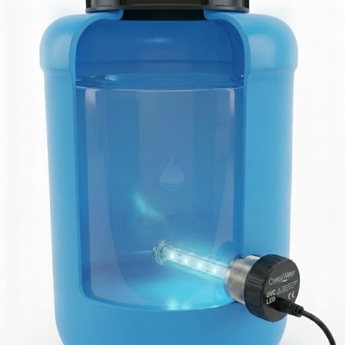 UVC LED lampa Crystal dezinfikuje stojatú vodu v nádržiach do 100 L s účinnosťou 99,99 %. Bezúdržbová prevádzka a dlhá životnosť LED.