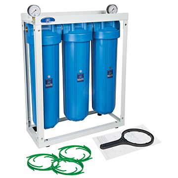 3x BigBlue filtre osadených na oceľovej konzole: 3x teleso filtra + 3x centralizačný krúžok + 2x manometer + kľúč