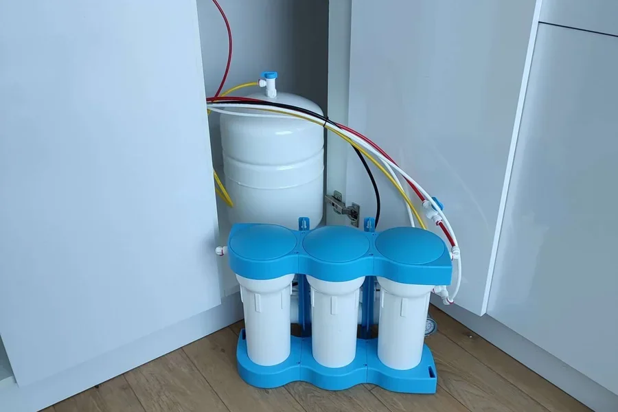 Realizácia trojstupňovej filtrácie s tlakovou nádobou pod drezom