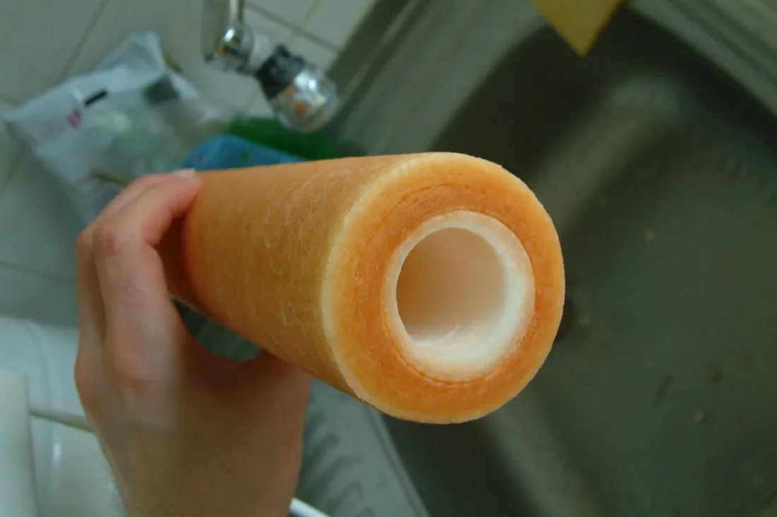 Použitá filtračná vložka v ruke po roku prevádzky
