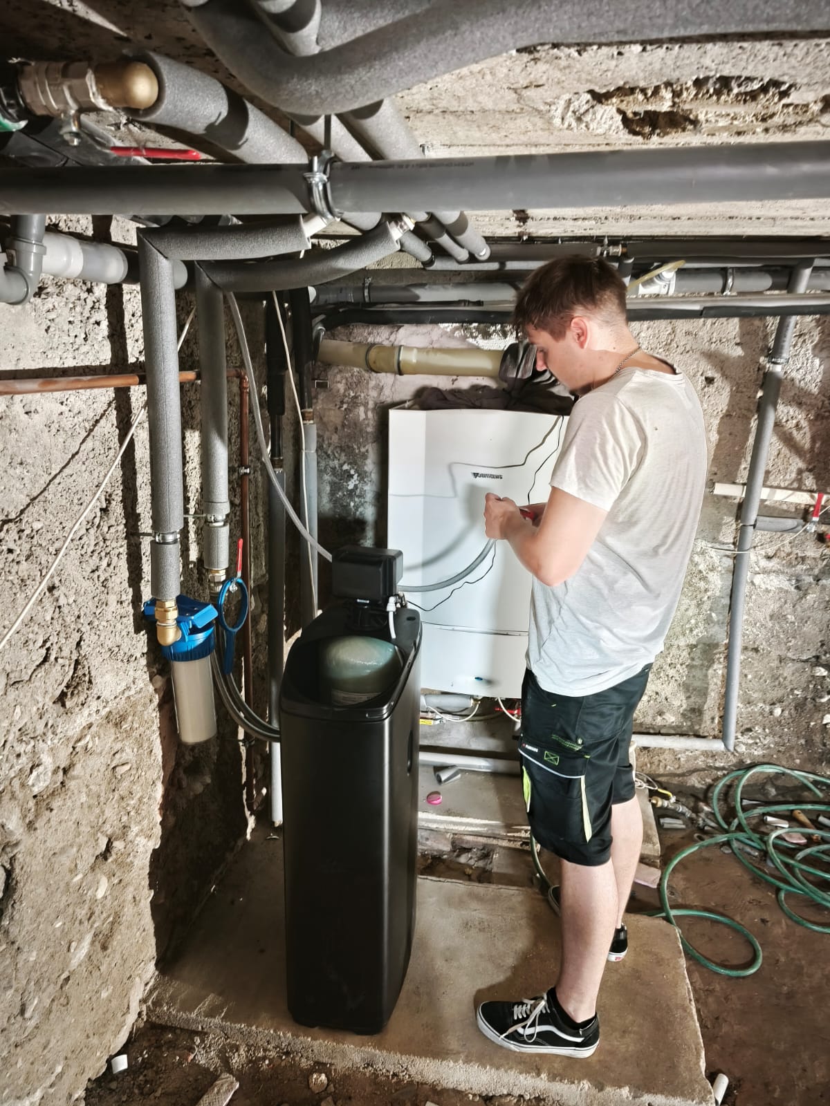 Náš technik pri montáži zmäkčovača vody